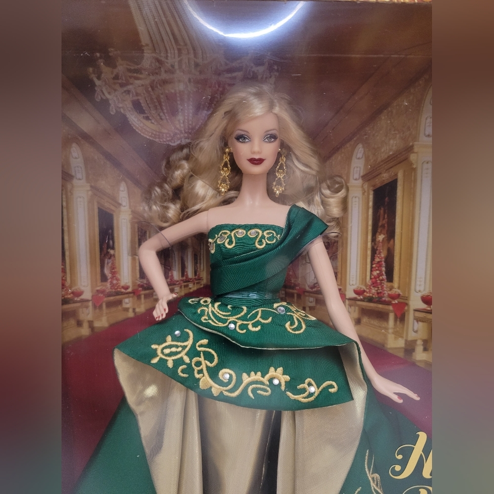 Vintage 2011 Holiday Barbie #T7914 - Picture 2 of 7